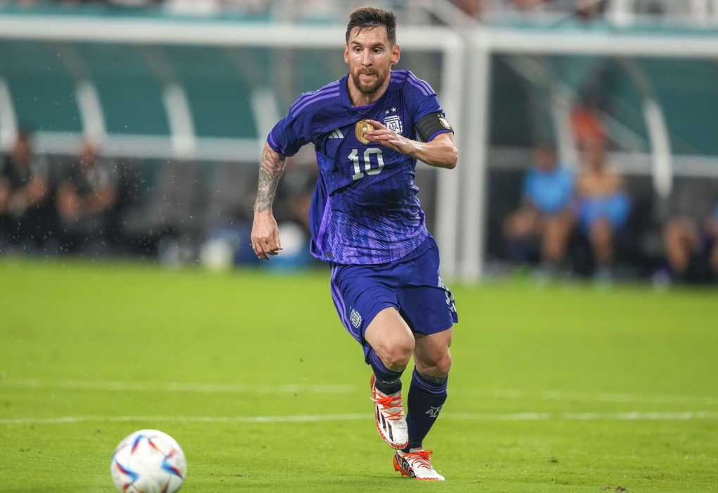 HL8 Việt Nam : Messi lại chọc thủng hàng phòng ngự Peru sau 16 năm, so sánh Argentina với Barcelona